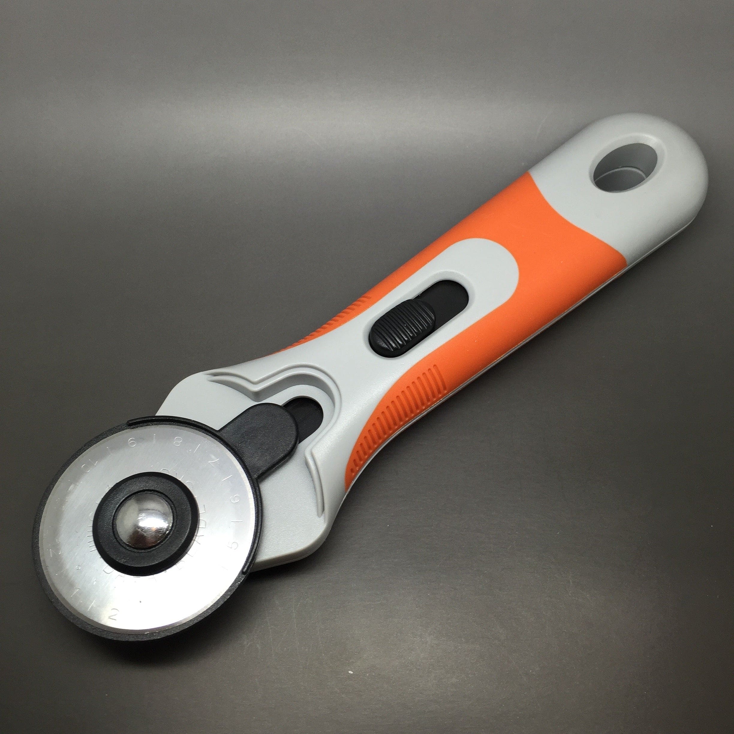 Cutter Rotatif Tissu 45mm Cutter Rotatif 45mm Pour Tissu - Coupeur De Roue Manuel Avec Lame En Acier Inoxydable - Outil Couture Quilting Cutter Rotatif Tissu 45mm Cutter Rotatif 45mm Pour Tissu - Coupeur De Roue Manuel Avec Lame En Acier Inoxydable - Outil Couture Quilting
